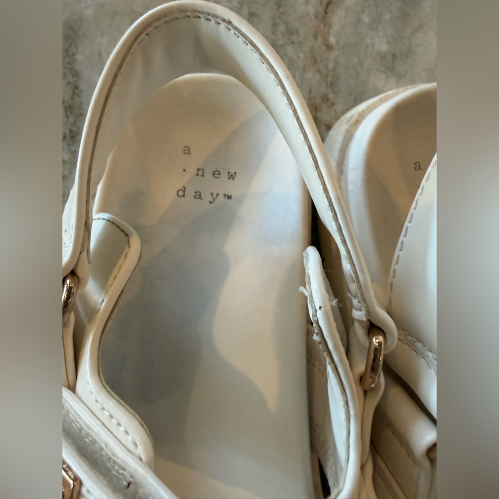 A New Day White Strap Sandals Size 8 - Picture 3 of 5